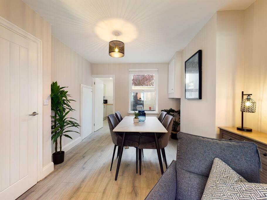 It'S Broadway Baby! Great House Close To City Centre 벨파스트 외부 사진